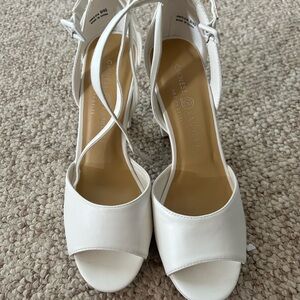 Chinese Laundry Elegant White Heels never worn size 9